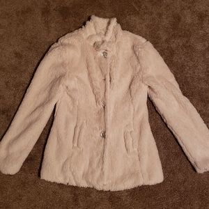 White fur coat, Buckle